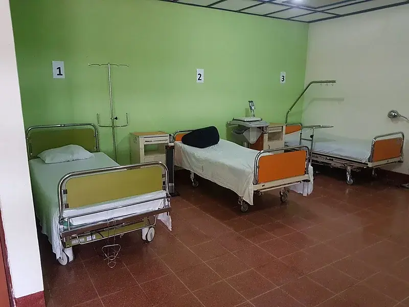 Ein Krankenzimmer mit drei bezogenen Betten