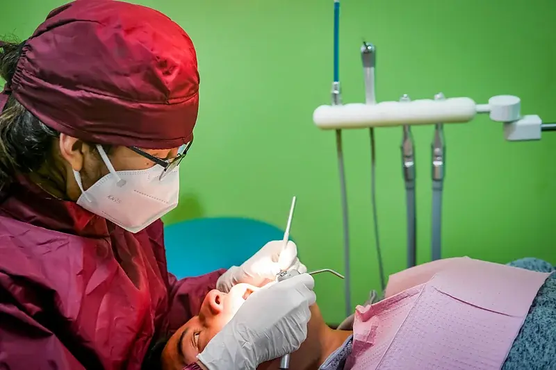 Eine Zahnärztin behandelt eine Patientin